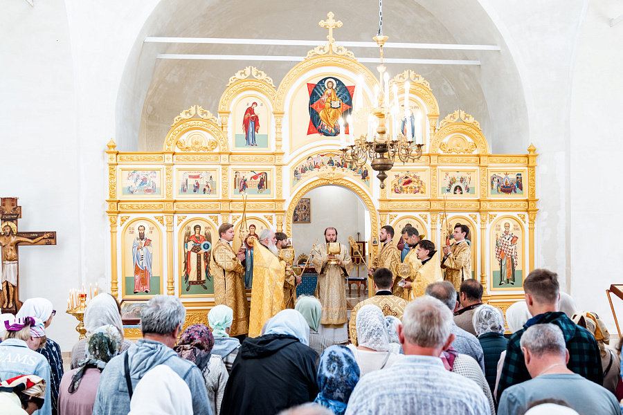 Архиерейское богослужение в Богородицерождественском храме деревни Старое г.о. Ступино